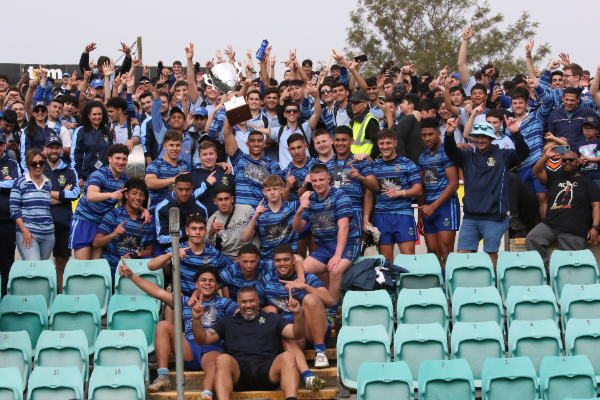 Former NRL star Frank ‘The Tank’ Pritchard, is flanked by his winning Peter Mulholland Cup team